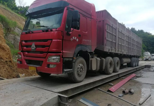 圖為超載車過磅現(xiàn)場
