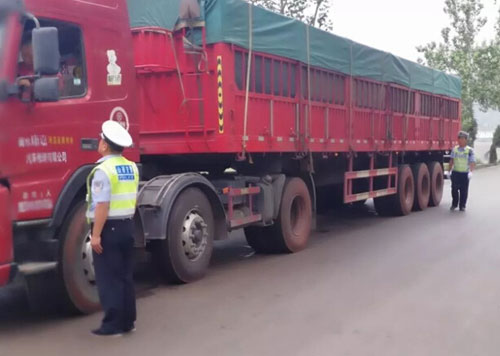 圖為貨車過(guò)磅現(xiàn)場(chǎng)